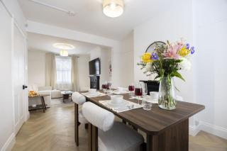 Stylish 2-Bed Home Close to Cheltenham Town Centre - 0