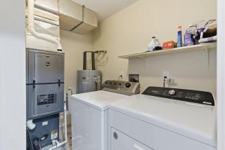 Beautifully renovated 2 Bedroom Retreat 1 block from the Beach parking spot and beach passes - 5