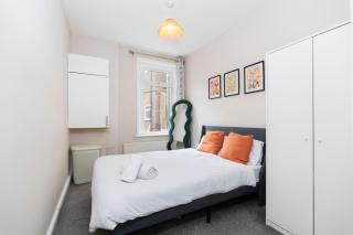 Bright & Comfortable 2-Bed Home 5 mins from Newcastle City Centre - Free Parking - 6