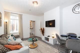 Bright & Comfortable 2-Bed Home 5 mins from Newcastle City Centre - Free Parking - 9