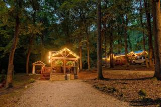 Peggers Cabin Luxury Rustic Tiny Cabin Spa - 8