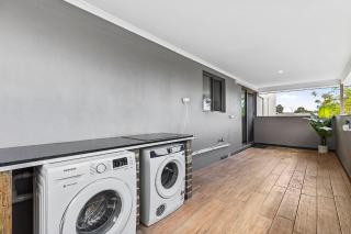 4BR Carlisle Stay Near Airport & Stadium Sleeps 8 - 2