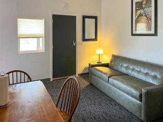 Capitol Reef -Mini-Suite w/ Kitchenette - 8