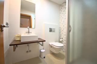 Coqueto adosado planta baja con pequeño jardín privado y salida a piscina - 3