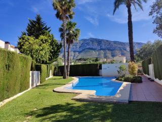 Coqueto adosado planta baja con pequeño jardín privado y salida a piscina - 2