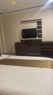 Hotel HiCity Comfort Near DLF Cyber City & AIG Hospital - 1