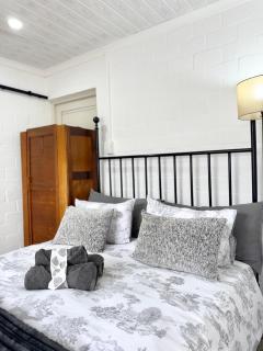 Cozy Garden Cottage - Guest House - 6