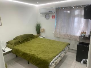 Air Conditioned Modern Double Bed Room with Private Attached Bathroom - FREE Parking - Near London Heathrow Airport & Southall Broadway - 4