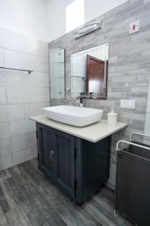 Beach Access Apartment with Sea View and Garden - 9