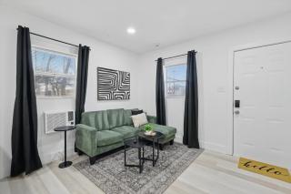 Modern 2BR Unit Hot Tub Outdoor Lounge - 4