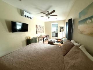 Pool & Close to dtwn w2 Bikes - 5