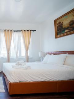 Stylish and Bright Stay with Free Parking 15 Min to NYC - 5