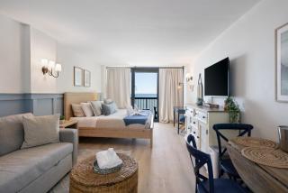 Deluxe King Oceanfront Studio Private Balcony Pools Beach Access - 8