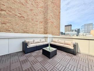 Skyline Balcony - Luxury and Cozy Center City 1BRApt - 1