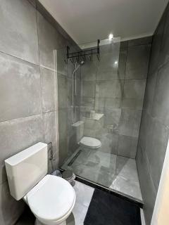 Modern Apt for 4 Quiet & Near City Center - 1