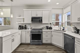 Sleek 3BR Seattle Townhome - Mins to UW and Downtown - 9
