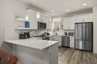 Sleek 3BR Seattle Townhome - Mins to UW and Downtown - 2