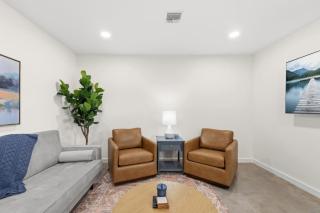 Esplanade Inn-Cajun Country Luxury-Fast Wi-Fi - 9