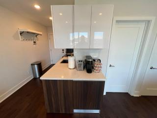 Private Balcony - Gorgeous Center City Bilevel Apt - 4
