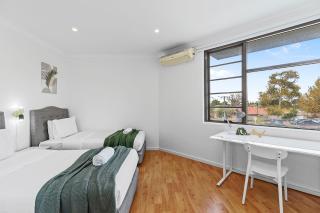 Bright 3BR Home Near Perth CBD, Airport, Stadium - 1