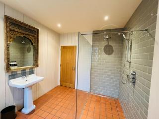 Black Isle Bar Apartment - 7