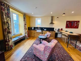 Black Isle Bar Apartment - 4