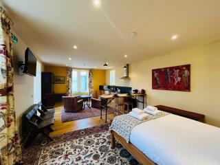 Black Isle Bar Apartment - 3
