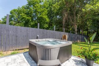 Luxury Spa Retreat Severn Hot Tub & Fire Pit! - 7
