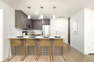 Upscale Condo at the Center of It All - 5