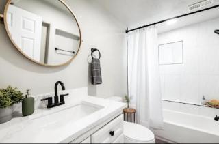 Charming Downtown Victorian Cottage - 8