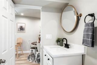 Charming Downtown Victorian Cottage - 7
