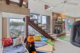 The Linn Creek Lodge Family Home with Private Dock - 3