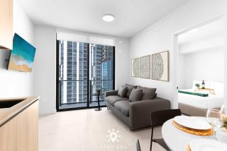 Light-Filled 1BR with Private Balcony Urban Chic - 7