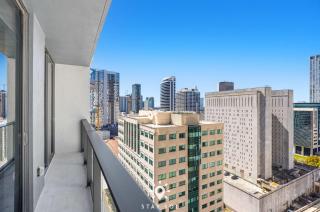 Light-Filled 1BR with Private Balcony Urban Chic - 5