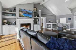 Beautiful waterfront lake home with private dock - 1