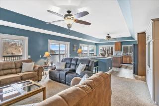 Sleeps 26 lakefront w/ private dock & dance floor! - 1