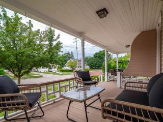 Entire Duplex w Historic District and Sleeps 12 - 7