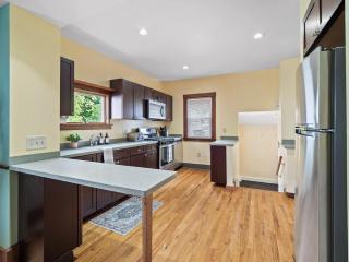 Entire Duplex w Historic District and Sleeps 12 - 2