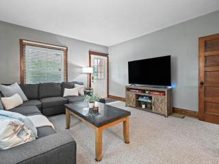 Entire Duplex w Historic District and Sleeps 12 - 1