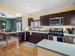 Historic District w Fully Stocked Kitchen and Sleeps 6 - 7