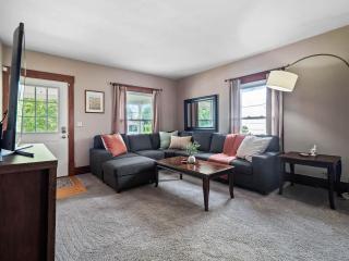 Historic District w Fully Stocked Kitchen and Sleeps 6 - 2