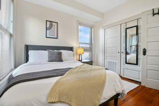 Victorian Cleveland Clinic With Queen Bed, Sleeps 3 - 7