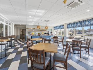 Cherry Tree Inn & Suites - 9