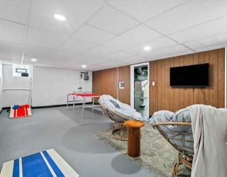 Spacious 4BR in Kamms Corners Cleveland - Game Room - Sleeps 9 - 6