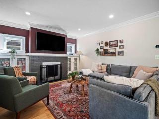 Spacious 4BR in Kamms Corners Cleveland - Game Room - Sleeps 9 - 1