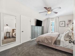 Pool Table - Games - University Circle - Sleeps 8 - 6