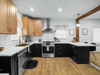 Spacious 3BR PetFriendly Retreat Near DT Cleveland - 7