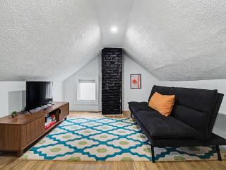 Spacious 3BR PetFriendly Retreat Near DT Cleveland - 6