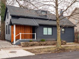 Spacious 3BR PetFriendly Retreat Near DT Cleveland - 4
