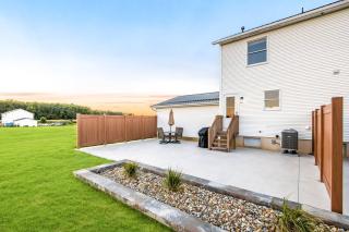 Boho Cleveland Bungalow - Sun-Drenched 2BR with Deck - 4
